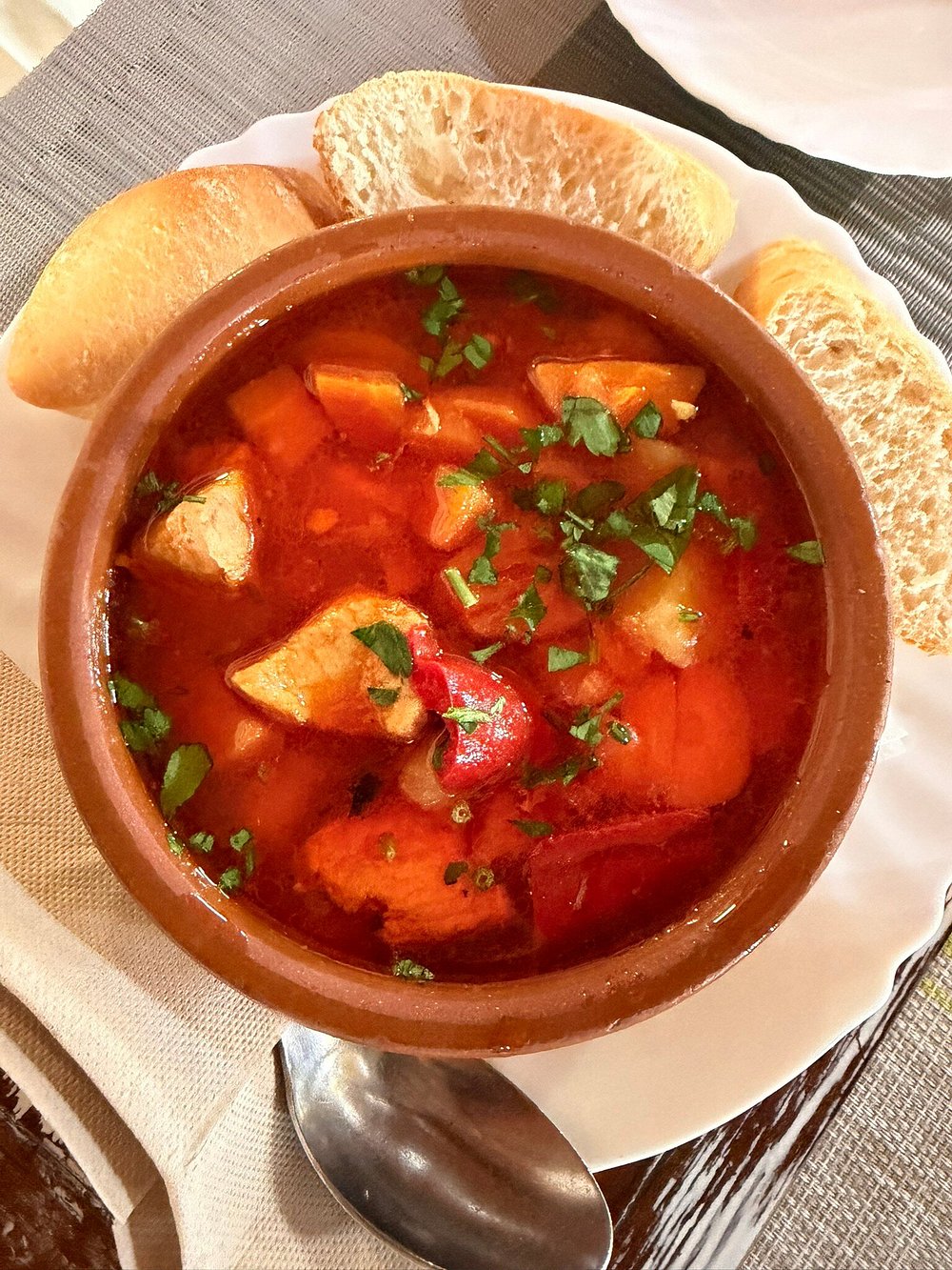 Sopa de gulasch húngara en cazuela de barro