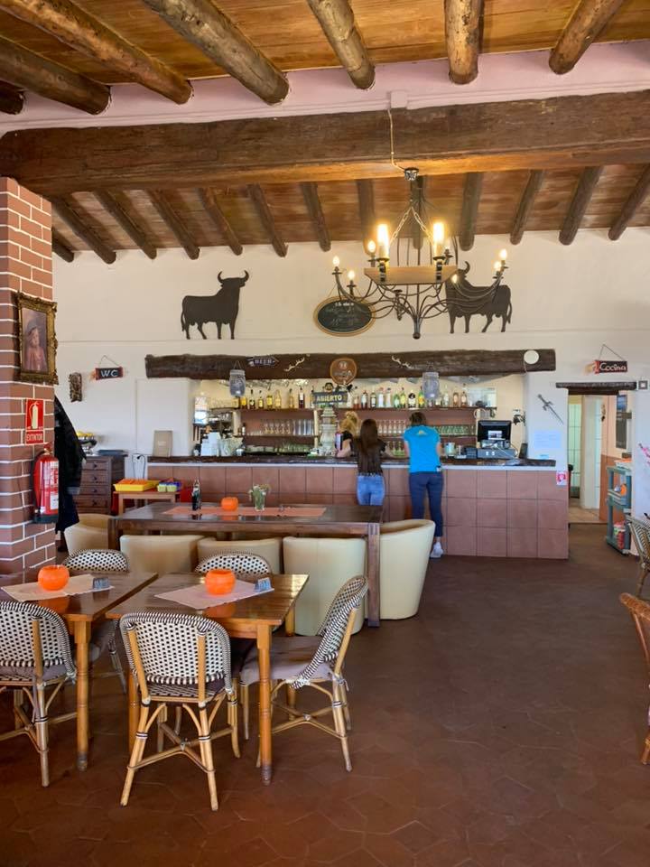 Barra del restaurante con detalles tradicionales