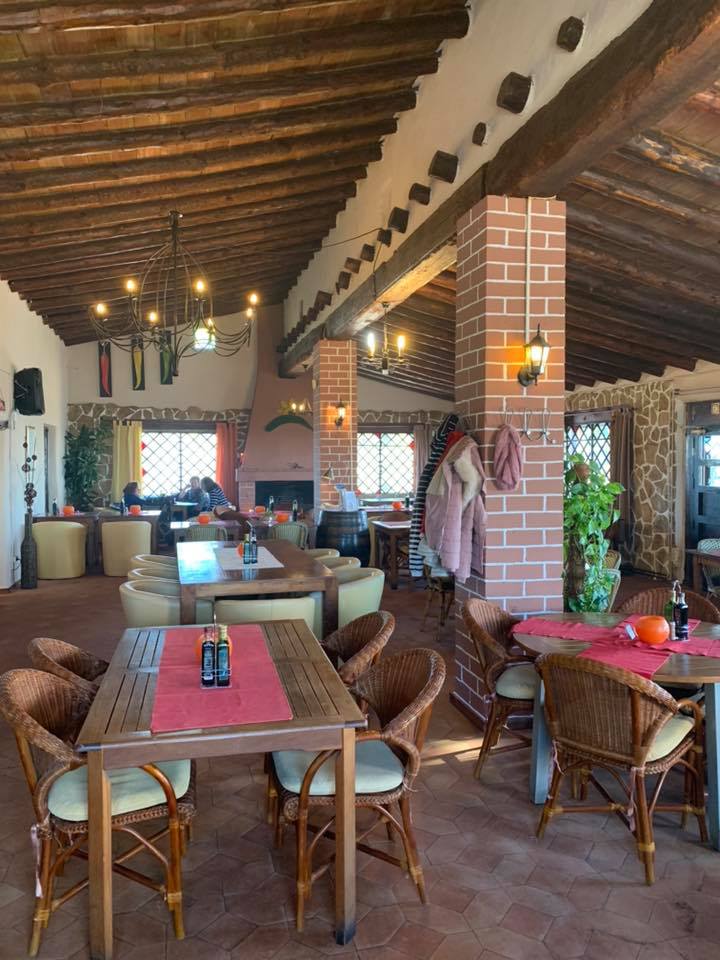 Comedor con vigas de madera y chimenea de leña