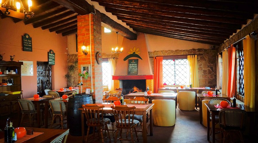 Rincón interior junto a la chimenea