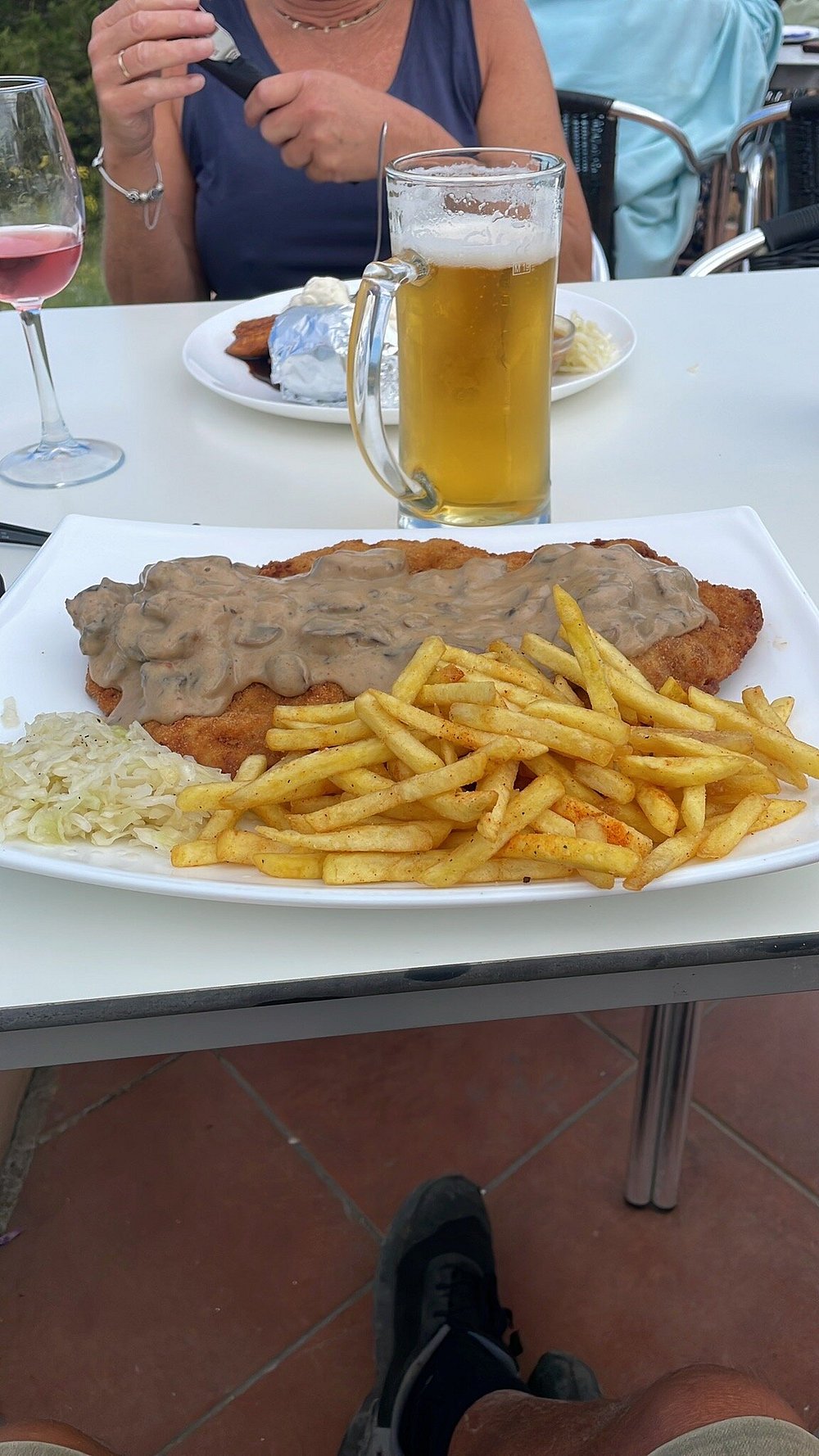 Escalope con salsa de champiñones, patatas y cerveza en la terraza