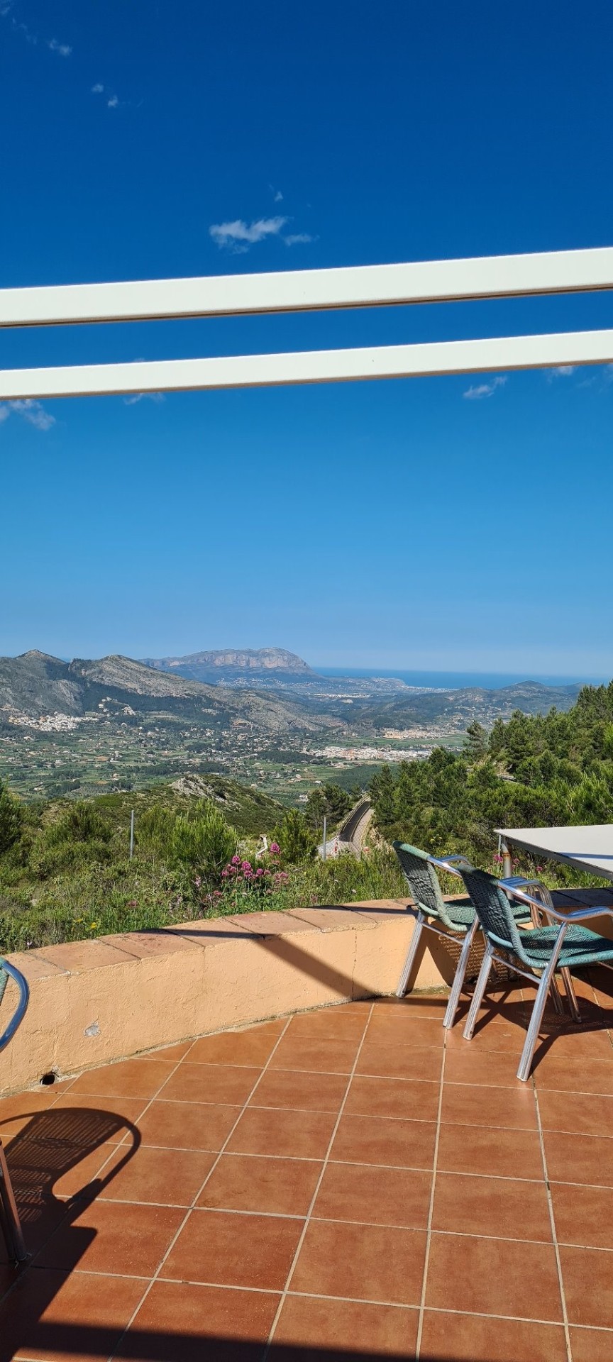 Vista desde la terraza al valle de Parcent y el mar